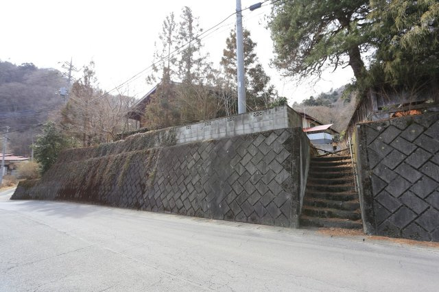 群馬県吾妻郡中之条町大字山田 DIYやリノベ向け古民家の前面道路含む現地写真|道路より高い位置にあり、階段でも上がる事が出来ます