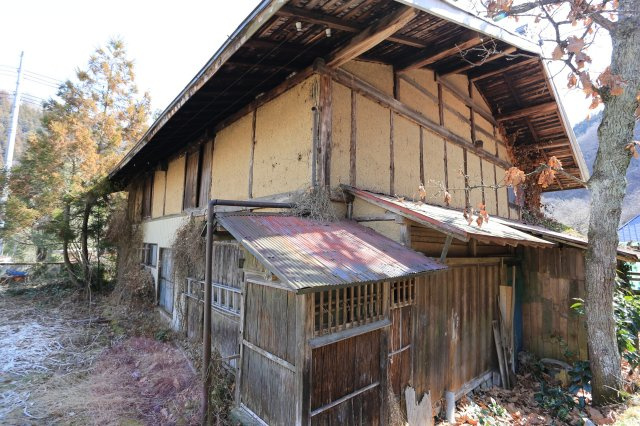 群馬県吾妻郡中之条町大字山田 DIYやリノベ向け古民家の外観|経年変化による風合いがある木造2階建の家屋です。