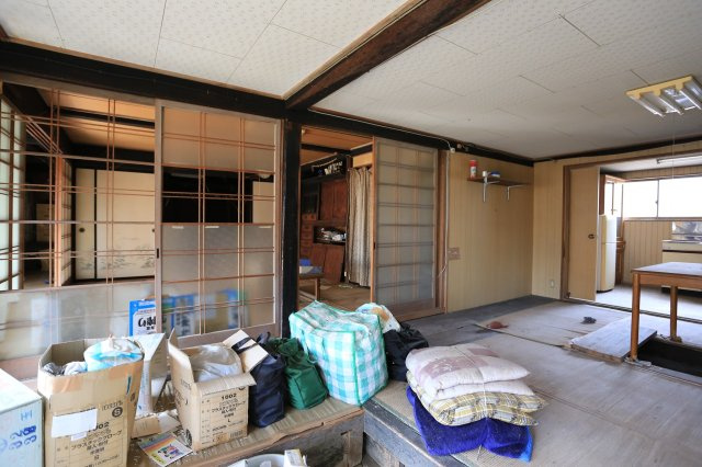 群馬県吾妻郡中之条町大字山田 DIYやリノベ向け古民家の居間・リビング|和室が連なる間取り。現状有姿での引き渡しとなります。