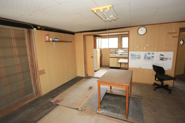 群馬県吾妻郡中之条町大字山田 DIYやリノベ向け古民家の居間・リビング|室内の床面および壁面の状況をご確認いただけます。