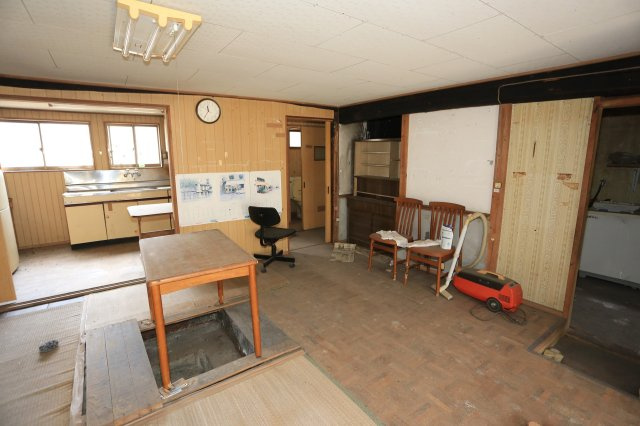 群馬県吾妻郡中之条町大字山田 DIYやリノベ向け古民家の居間・リビング|台所・水回りへと続く、生活動線に配慮した間取り。