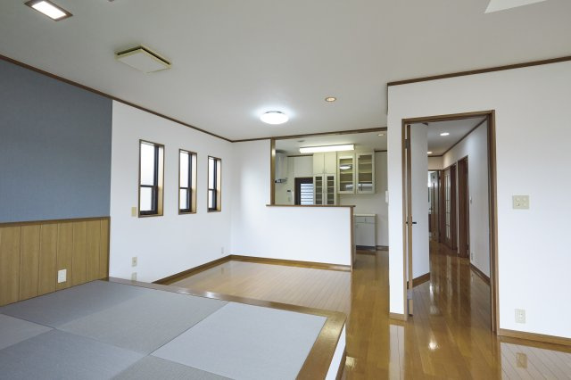 富岡市宮崎中古建ての居間・リビング|ゆったりとした居間です