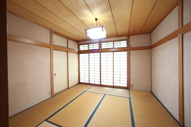 南向きバルコニーと蔵のある暮らし・5LDK住宅｜渋川市中村の和室|南向きの窓から光が届きます。寝室や客間としても利用可能