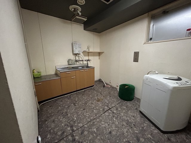 駅近×一棟 前橋市千代田町 多目的ビルのキッチン|ミニキッチンと洗濯機置き場を完備したフロアは、店舗スタッフの休憩室や、事務所、あるいはリノベーション