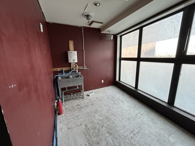 駅近×一棟 前橋市千代田町 多目的ビルのキッチン|コンパクトなシンクと給湯設備が設置されており、スタッフの休憩室や、簡単な調理を伴うアトリエとしても機