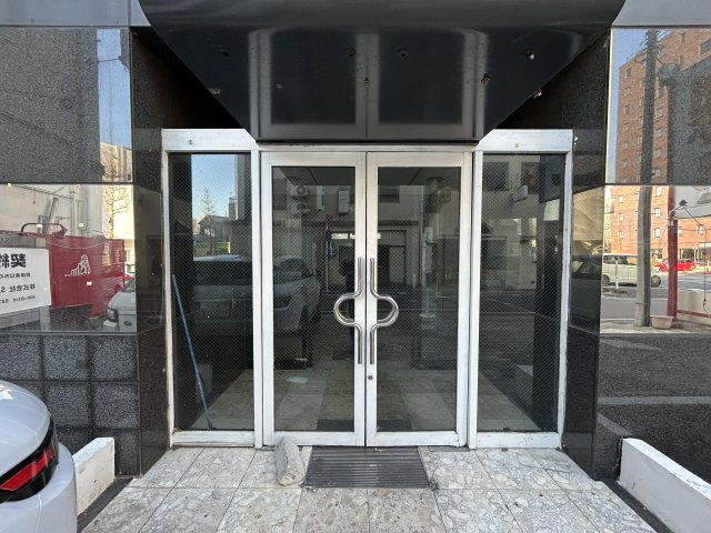 駅近×一棟 前橋市千代田町 多目的ビルの外観|大きなガラス扉は中の様子が程よく見え、入りやすい雰囲気を演出