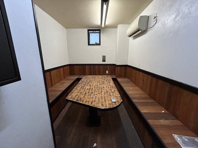 駅近×一棟 前橋市千代田町 多目的ビルのその他|落ち着いた木目調の壁面と、大人数で囲める大型テーブル。