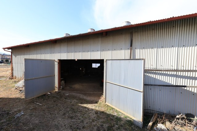 群馬県安中市下磯部　～32帖養蚕部屋＆160㎡倉庫！広大な農地で叶える創作と農の暮らし～						の設備|屋根付きの作業スペースがあり、雨天でも屋外作業が行えます。