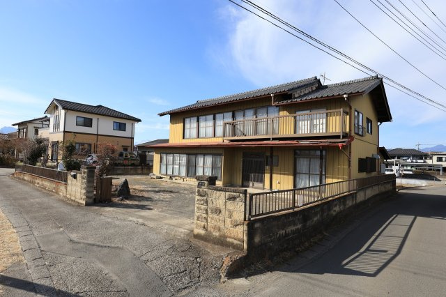 群馬県安中市下磯部　～32帖養蚕部屋＆160㎡倉庫！広大な農地で叶える創作と農の暮らし～						のその他|隣家との距離が十分に保たれた開放的な角地。
一日中たっぷりと注ぐ陽光が、リビングだけでなく庭の隅々ま