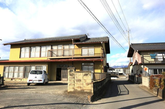 群馬県安中市下磯部　～32帖養蚕部屋＆160㎡倉庫！広大な農地で叶える創作と農の暮らし～						の前面道路含む現地写真|前面道路は視界が開けており、車両の出し入れや荷物の搬入もスムーズです。