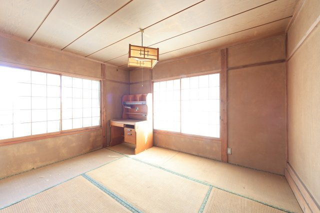 群馬県安中市下磯部　～32帖養蚕部屋＆160㎡倉庫！広大な農地で叶える創作と農の暮らし～						の和室|窓から日差しが入り、障子が光を拡散させる和室
