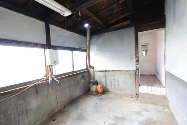 群馬県安中市下磯部　～32帖養蚕部屋＆160㎡倉庫！広大な農地で叶える創作と農の暮らし～						のその他|コンクリート床の土間スペースに、煙突付きの給湯設備があります。