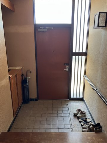 桐生市川内町四丁目中古戸建の玄関|収納もある玄関です