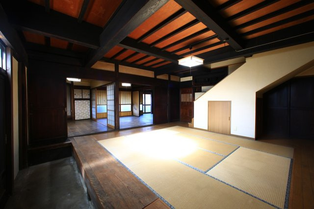 群馬県沼田市町田町 中古戸建の和室|当時の建具も充実し、大きな梁や鴨居あり