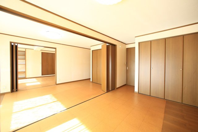 群馬県沼田市町田町 中古戸建の洋室|広く使う事も仕切って子供部屋にする事も可能♪