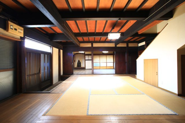 群馬県沼田市町田町 中古戸建の和室|当時の建具も充実し、大きな梁や鴨居あり