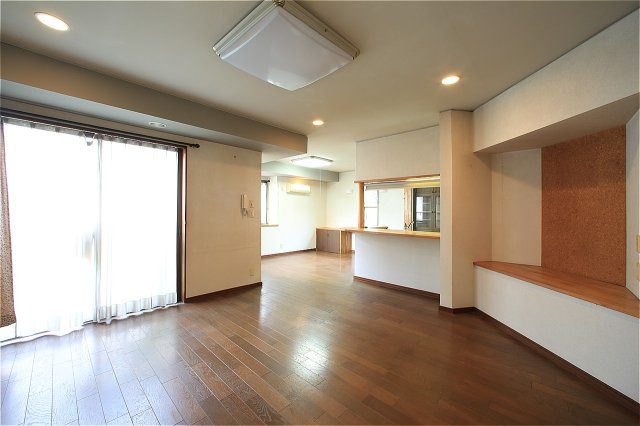群馬県前橋市川原町　中古戸建の居間・リビング|使いやすいリビングです