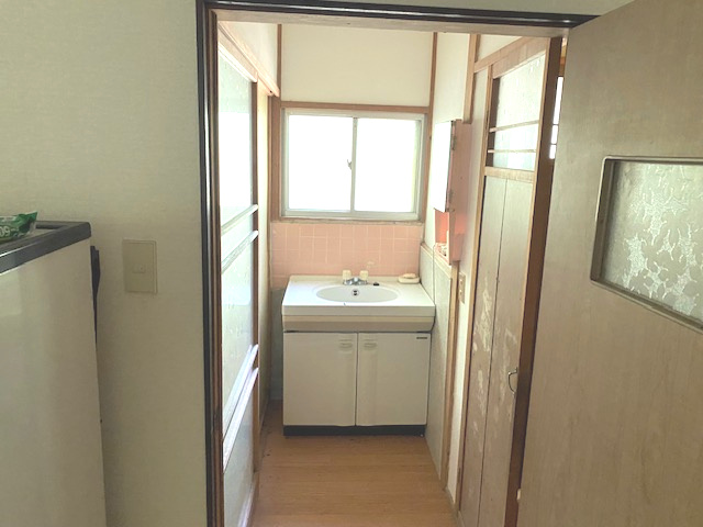 梅田町4丁目ログハウス風戸建ての洗面所|忙しい朝には欠かせない洗面所です