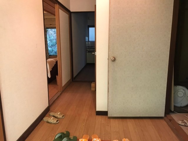 梅田町4丁目ログハウス風戸建ての玄関|明るい玄関です