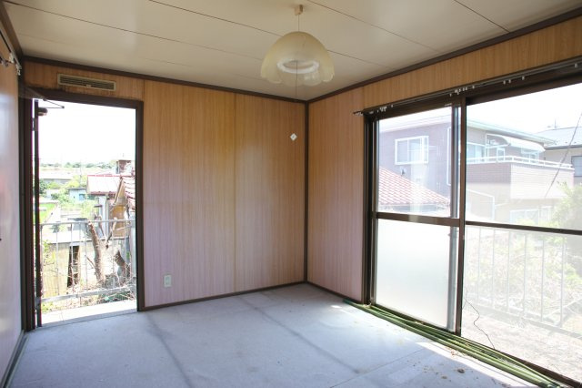 群馬県前橋市日輪寺町 中古戸建の洋室|ガレージ上部分にある洋室です