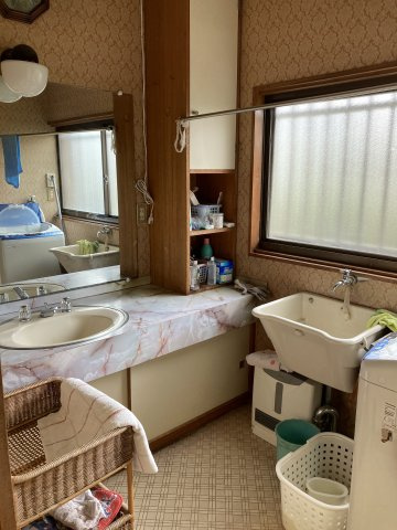 桐生市境野町農地付き中古戸建の独立洗面台|独立洗面台、小物を置くことができて便利です