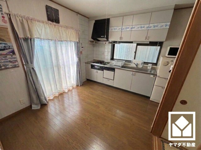 伏見区石田大受町の居間・リビング|※本画像は空室時の写真を加工し、家具・小物等を撤去したイメージです。
実際の仕様とは異なる場合がございます。