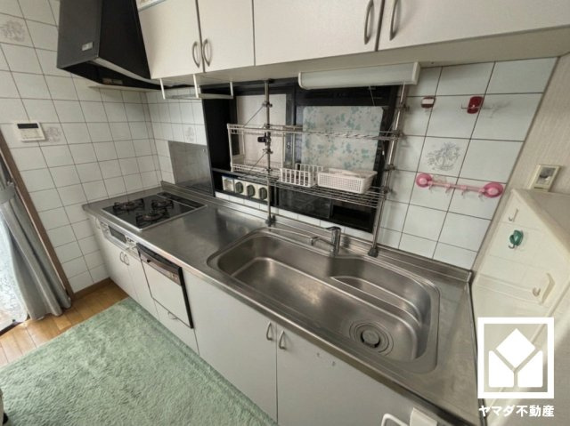 伏見区石田大受町のキッチン|※本画像は空室時の写真を加工し、家具・小物等を撤去したイメージです。
実際の仕様とは異なる場合がございます。