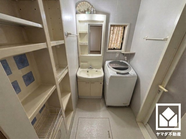 伏見区石田大受町の独立洗面台|※本画像は空室時の写真を加工し、家具・小物等を撤去したイメージです。
実際の仕様とは異なる場合がございます。