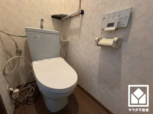伏見区石田大受町のトイレ|※本画像は空室時の写真を加工し、家具・小物等を撤去したイメージです。
実際の仕様とは異なる場合がございます。