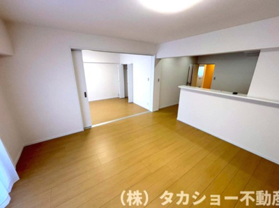 【居間・リビング】 | 東建検見川マンション　B棟 | こちらのリビングで趣味の時間をお楽しみください