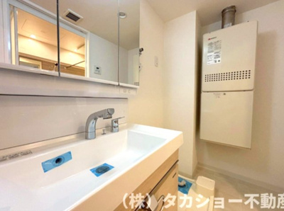 【独立洗面台】 | 東建検見川マンション　B棟 | 独立洗面台、小物を置くことができて便利です