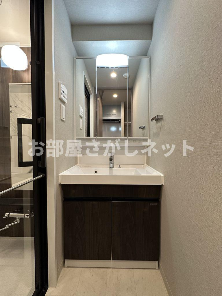 コンシェリア東京 ＜ＨＩＧＡＳＨＩＪＵＪＯ ＲＥＳＩＤＥＮＣＥ＞の独立洗面台