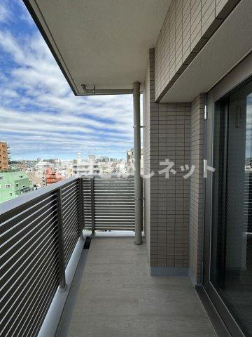 コンシェリア東京 ＜ＨＩＧＡＳＨＩＪＵＪＯ ＲＥＳＩＤＥＮＣＥ＞のバルコニー