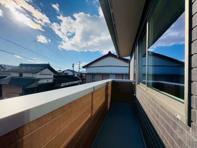 「南向き。駐車３台可」土佐市高岡町乙　Ａ号地のバルコニー|青空が広がる、気持ちのいいバルコニー。
