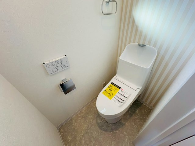 「南向き。駐車３台可」土佐市高岡町乙　Ａ号地のトイレ|2階にもトイレ完備。朝の支度もスムーズです。