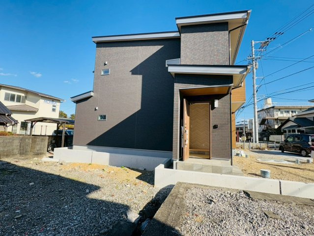 「南向き。駐車３台可」土佐市高岡町乙　Ａ号地の外観|シックな外観が街並みに映える、デザイン住宅。