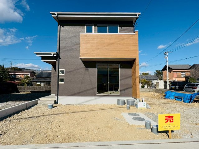 「南向き。駐車３台可」土佐市高岡町乙　Ａ号地の外観|木目×シックカラーが映える、街並みに映えるデザイン住宅。
