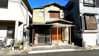 【外観】 | 茨木市上中条2丁目売り土地 | ■6.4m間口の広い整形地です（土地面積62.93平米）■建築条件がないためお好きなハウスメーカーにて建築が可能です！■人気の養精中学校のエリア！■周辺にはスーパーやドラッグストアなど商業施設が充実！