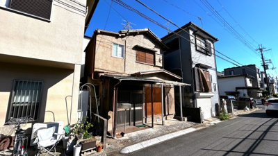 【前面道路含む現地写真】 | 茨木市上中条2丁目売り土地 | ■6.4m間口の広い整形地です（土地面積62.93平米）■建築条件がないためお好きなハウスメーカーにて建築が可能です！■人気の養精中学校のエリア！■周辺にはスーパーやドラッグストアなど商業施設が充実！
