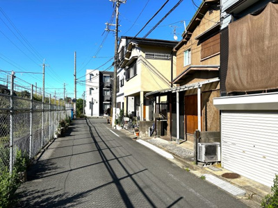 【前面道路含む現地写真】 | 茨木市上中条2丁目売り土地 | ■2駅沿線利用可能■周辺にはフードネットマート茨木店・コーヨー茨木店・業務スーパー茨木市役所前店・ジョーシン茨木店・おにくる・コンビニなど多数の商業施設が充実しています！
