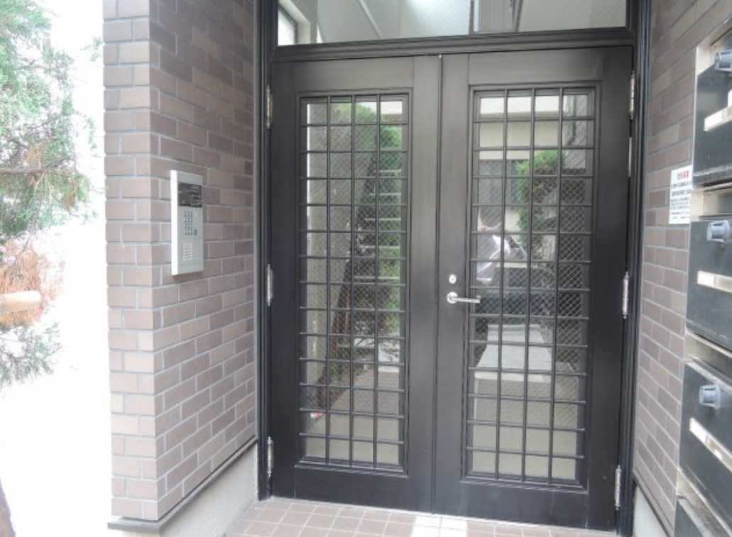 ジュネス三軒茶屋　駅近　南向き　オール電化　角部屋のエントランス