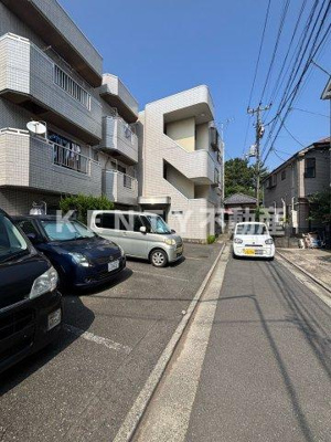 【駐車場】 | パールメゾン | 駐車場に車を止められます