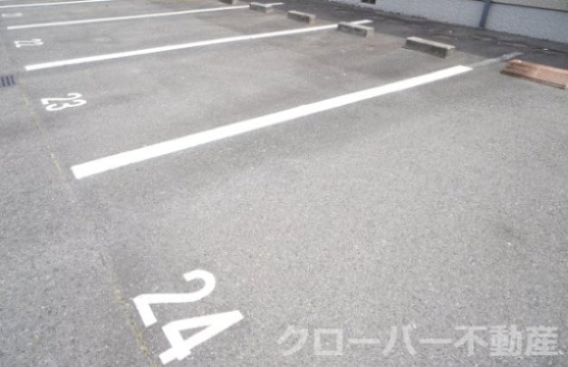 シャーメゾンS D棟の駐車場