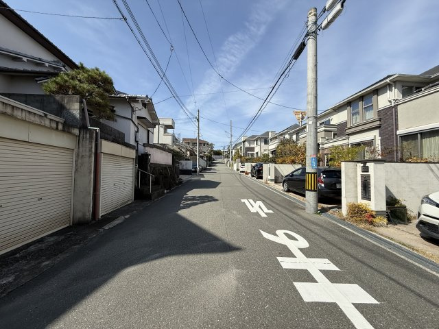 豊中市上野坂1丁目土地の前面道路含む現地写真|前面道路です！幅員6ｍ！東側から撮影！