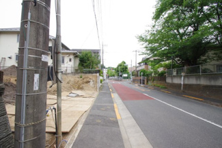 【前面道路含む現地写真】 | 【仲介手数料無料！！】稲城市平尾1丁目　新築戸建て（全2棟）No1　5780万円