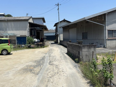 【前面道路含む現地写真】 | 倉庫付き土地　船穂町水江　全1区画 | 前面道路は北側、幅員約3ｍの公道です。