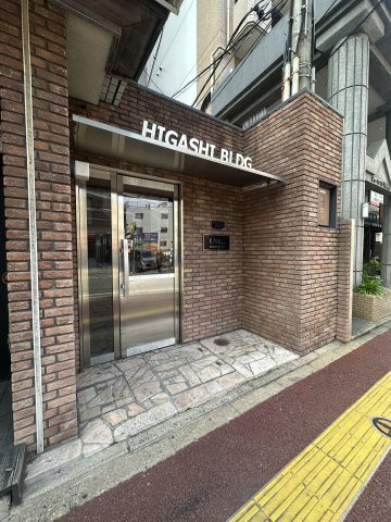 ひがしビルのエントランス
