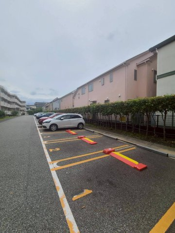 ルゼフィール西宮丸橋町の駐車場