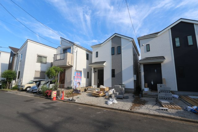 【Heartfull Town】鈴木町１丁目104番の外観|2台駐車可能なカースペース（1台は車種制限有）お