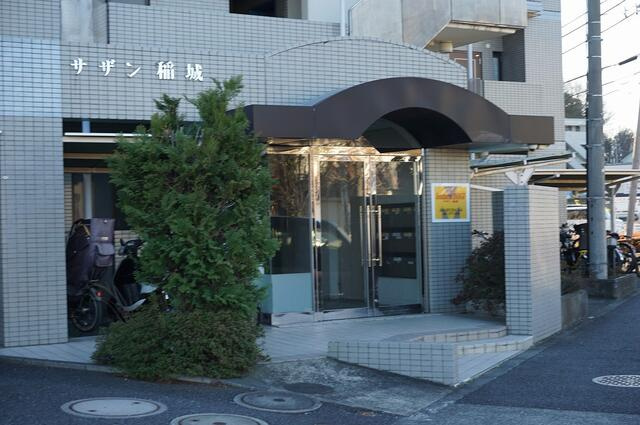 稲城市百村の賃貸マンションのエントランス
